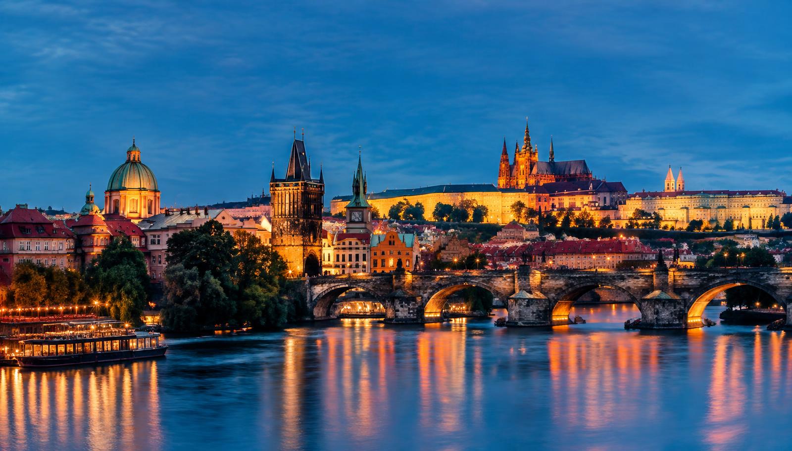 Praga iluminada junto al río Moldava